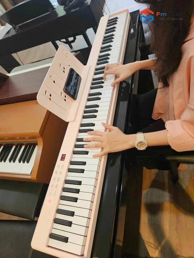 Đàn Piano Go Japan Gấp Gọn – Nhỏ gọn dễ dàng di chuyển (Có 3 màu: Đen, trắng, hồng) Đàn Piano Go Japan Gấp Gọn – Nhỏ gọn dễ dàng di chuyển (Có 3 màu: Đen, trắng, hồng)