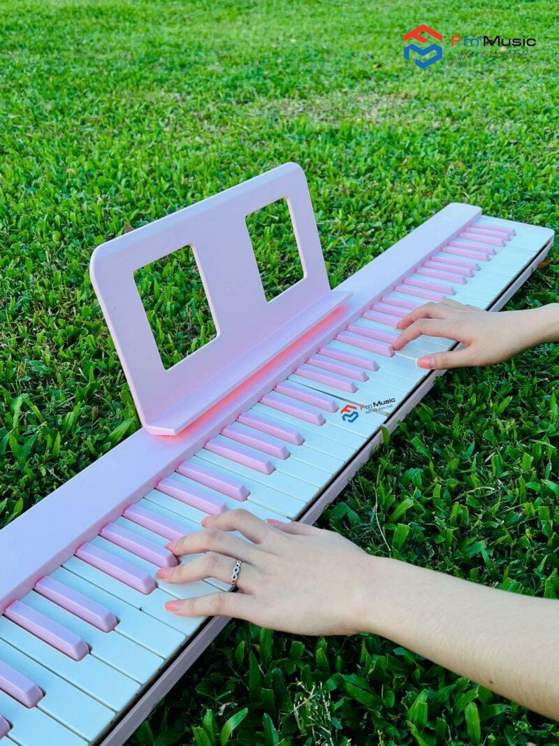 Piano Gấp Gọn TupTup Full hồng là một mẫu piano điện hot nhất năm 2024, thiết kế xinh xắn với màu hồng dễ thương.