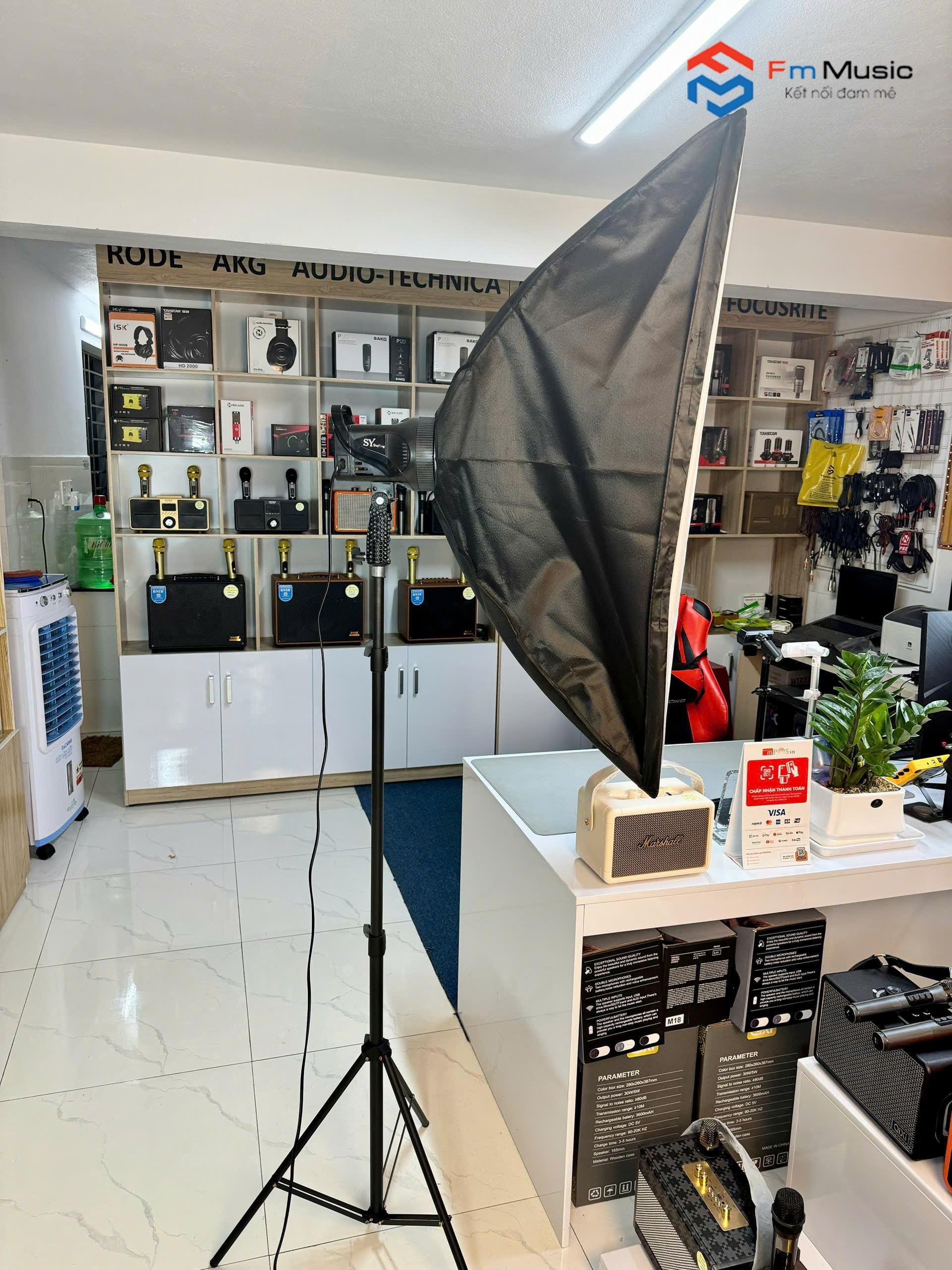 Combo Đèn Softbox Chữ Nhật Lớn 69*90 & Đèn XY 700W – Giải Pháp Ánh Sáng Toàn Diện Cho Studio Combo Đèn Softbox Chữ Nhật Lớn 69*90 & Đèn XY 700W – Giải Pháp Ánh Sáng Toàn Diện Cho Studio