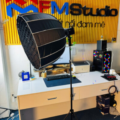 Đèn Softbox Tổ Ong Parabolic P65 & Đèn Bediro CS400W – Giải Pháp Ánh Sáng Chuyên Nghiệp Cho Studio