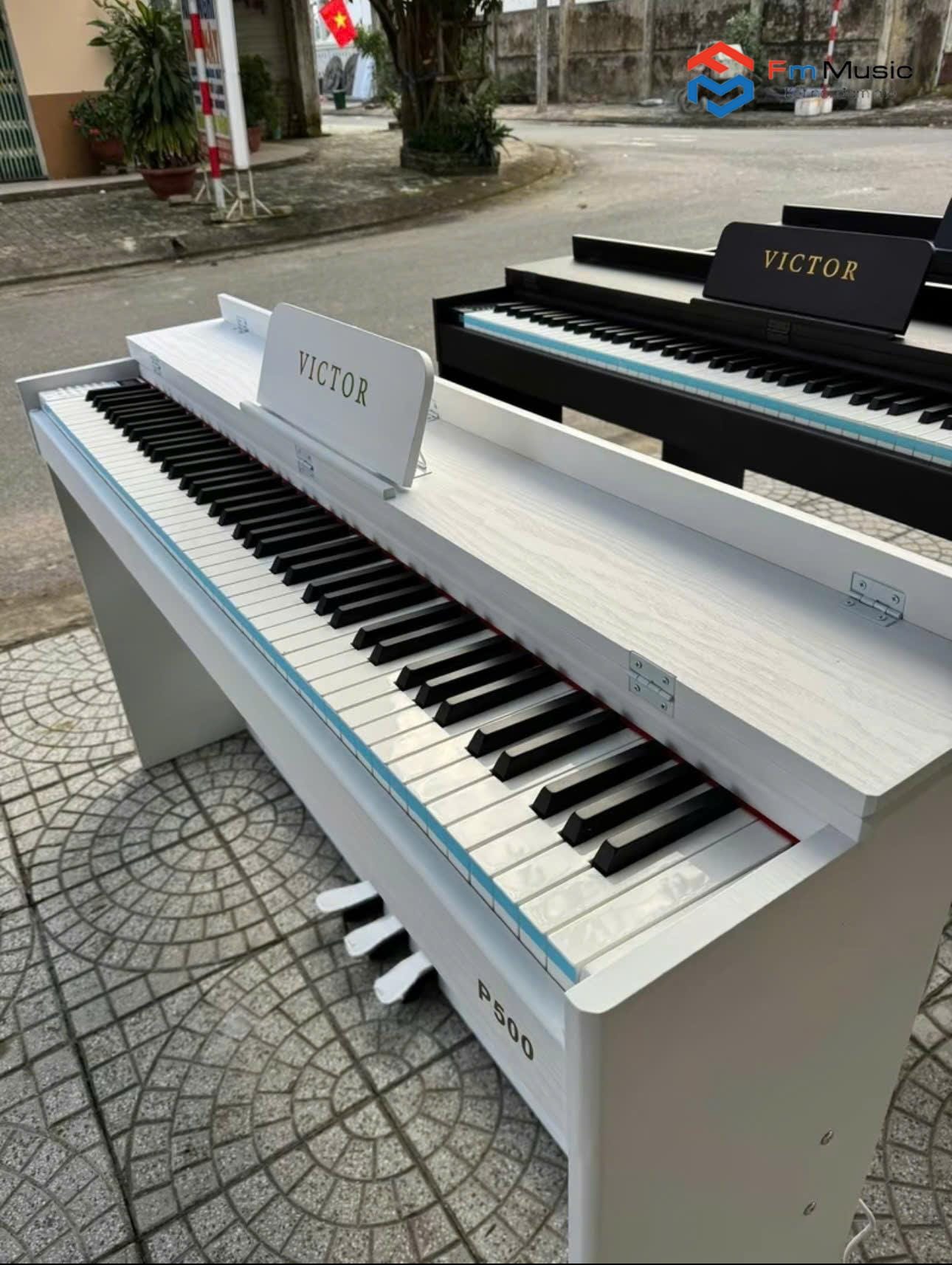 Piano Victor P500 - Full chân gỗ, có nắp đậy Piano Victor P500 - Full chân gỗ, có nắp đậy
