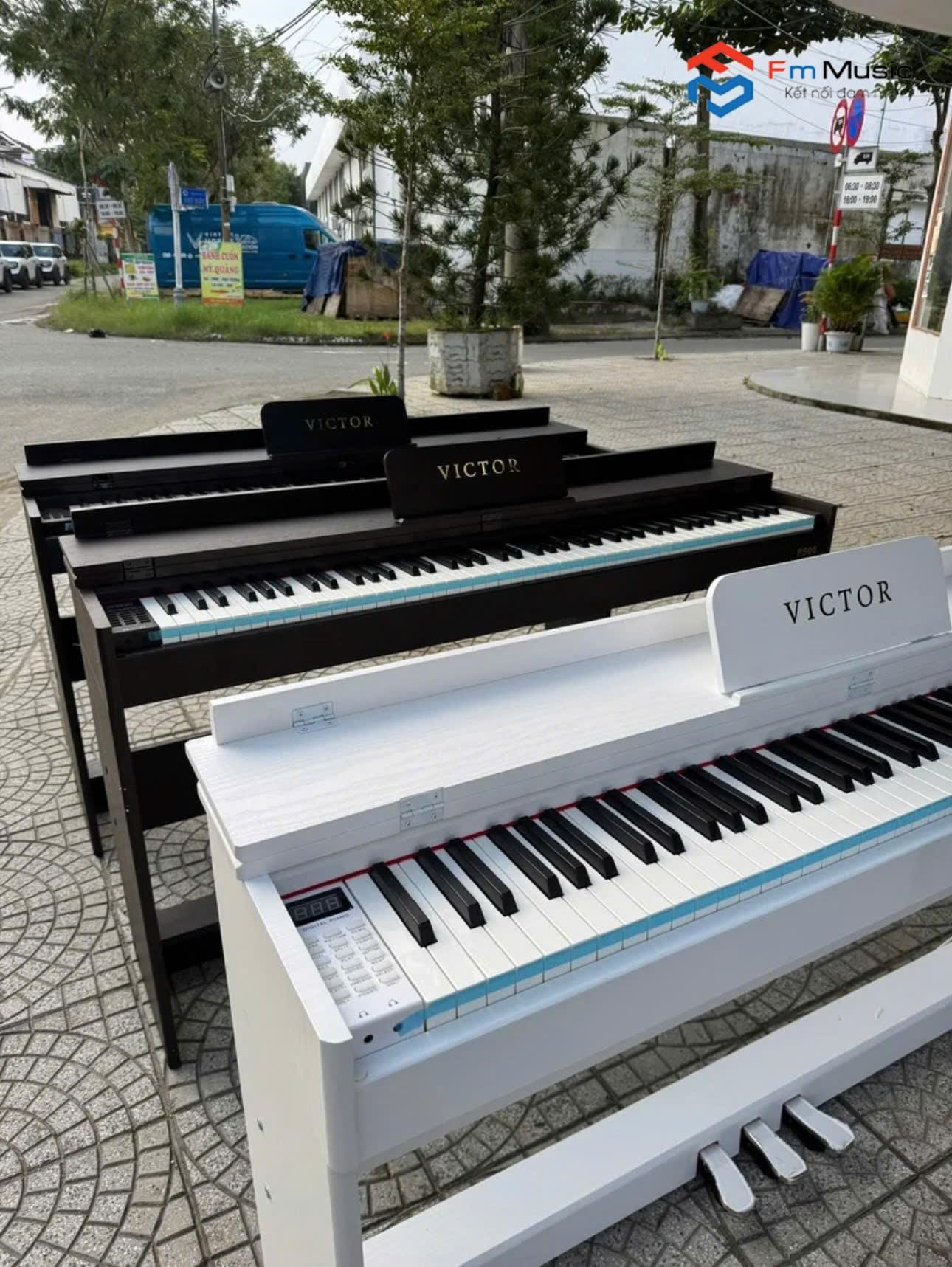 Piano Victor P500 - Full chân gỗ, có nắp đậy Piano Victor P500 - Full chân gỗ, có nắp đậy