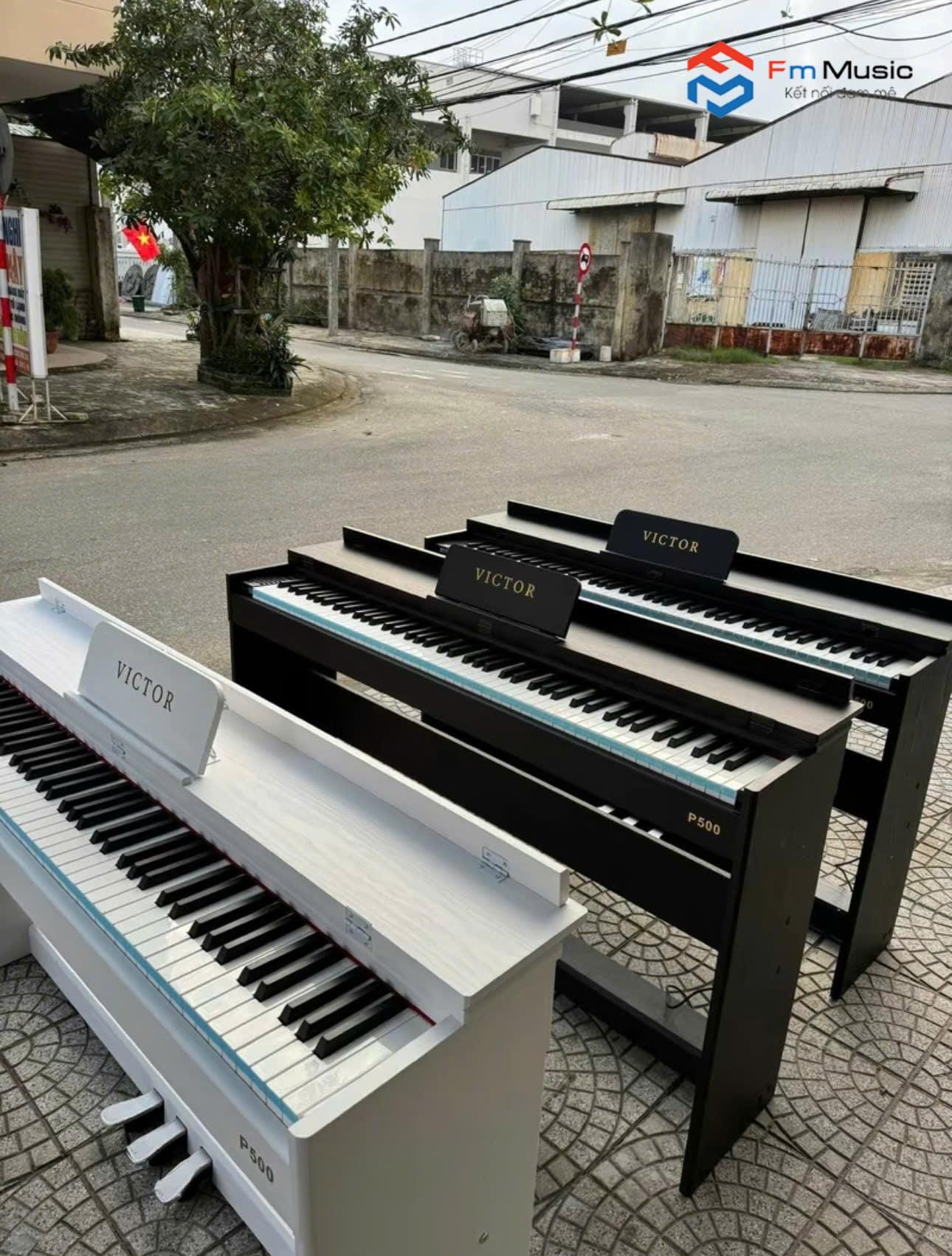 Piano Victor P500 - Full chân gỗ, có nắp đậy Piano Victor P500 - Full chân gỗ, có nắp đậy