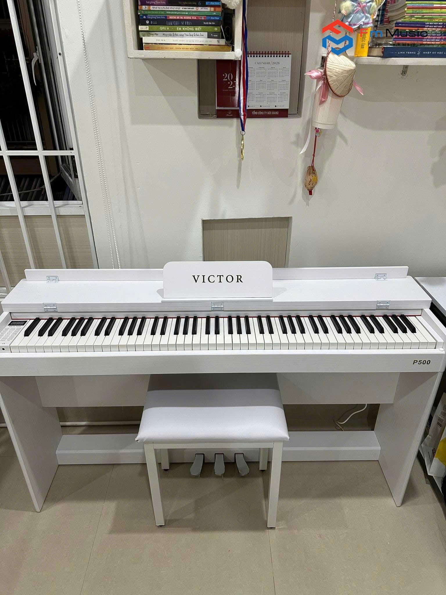 Piano Victor P500 - Full chân gỗ, có nắp đậy Piano Victor P500 - Full chân gỗ, có nắp đậy
