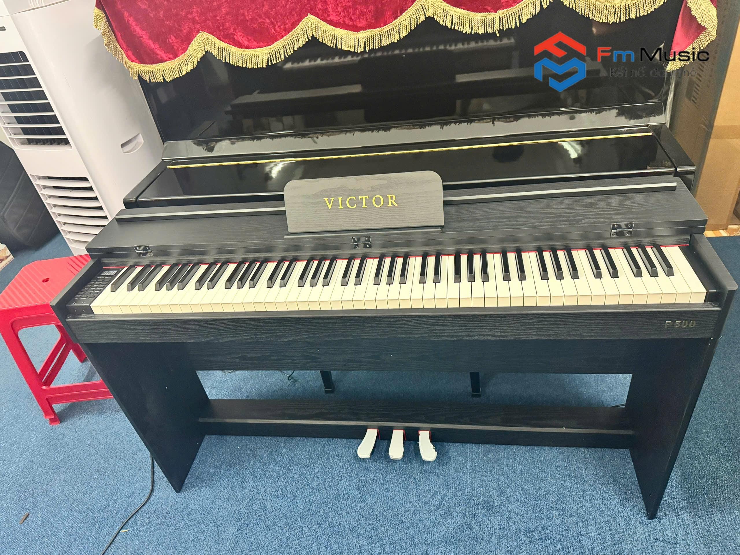 Piano Victor P500 - Full chân gỗ, có nắp đậy Piano Victor P500 - Full chân gỗ, có nắp đậy