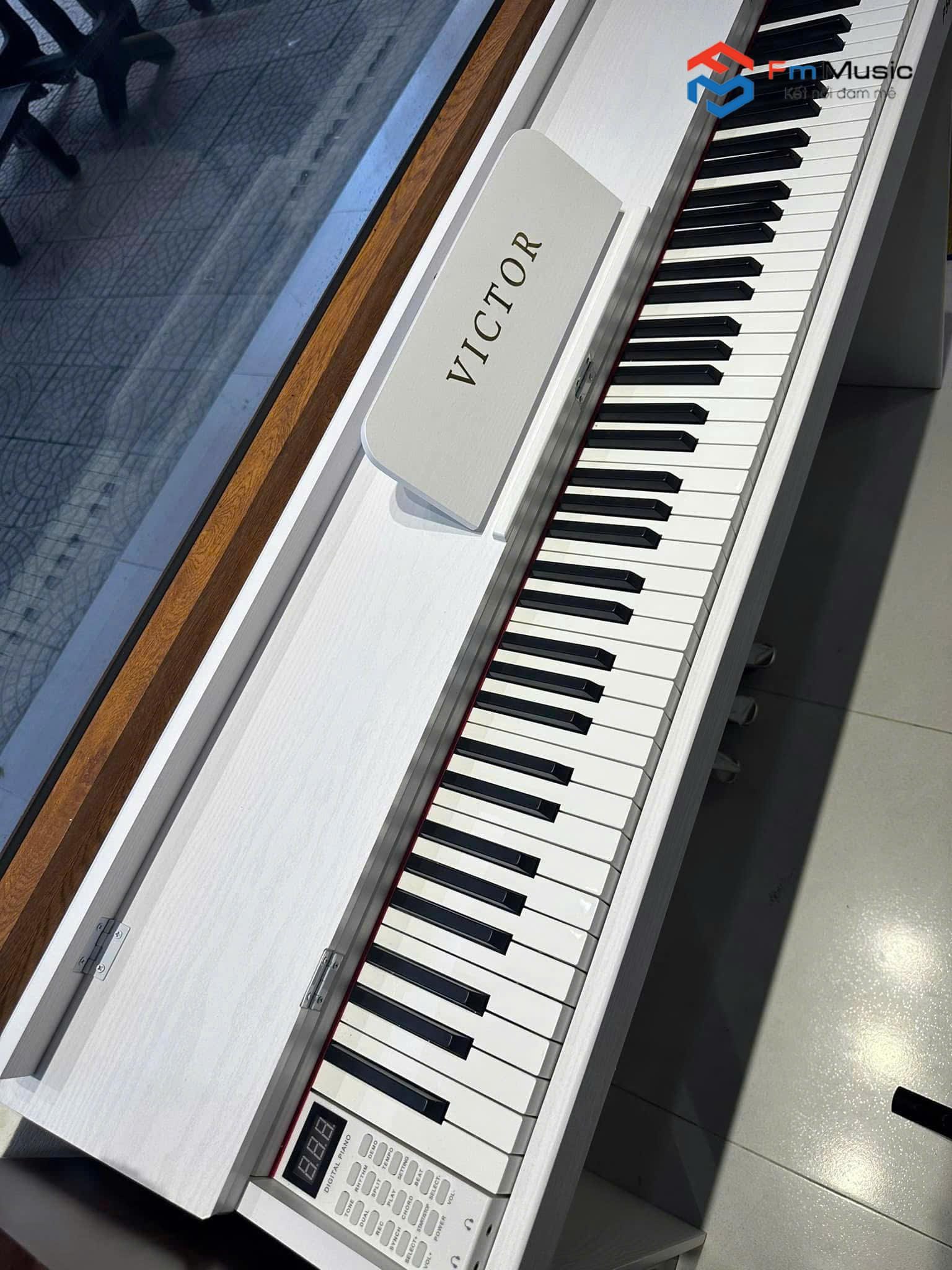 Piano Victor P500 - Full chân gỗ, có nắp đậy Piano Victor P500 - Full chân gỗ, có nắp đậy