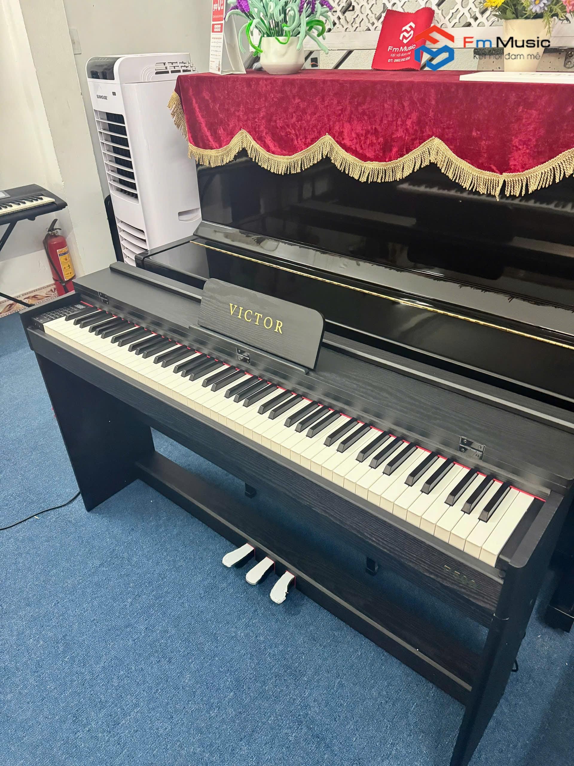 Piano Victor P500 - Full chân gỗ, có nắp đậy Piano Victor P500 - Full chân gỗ, có nắp đậy