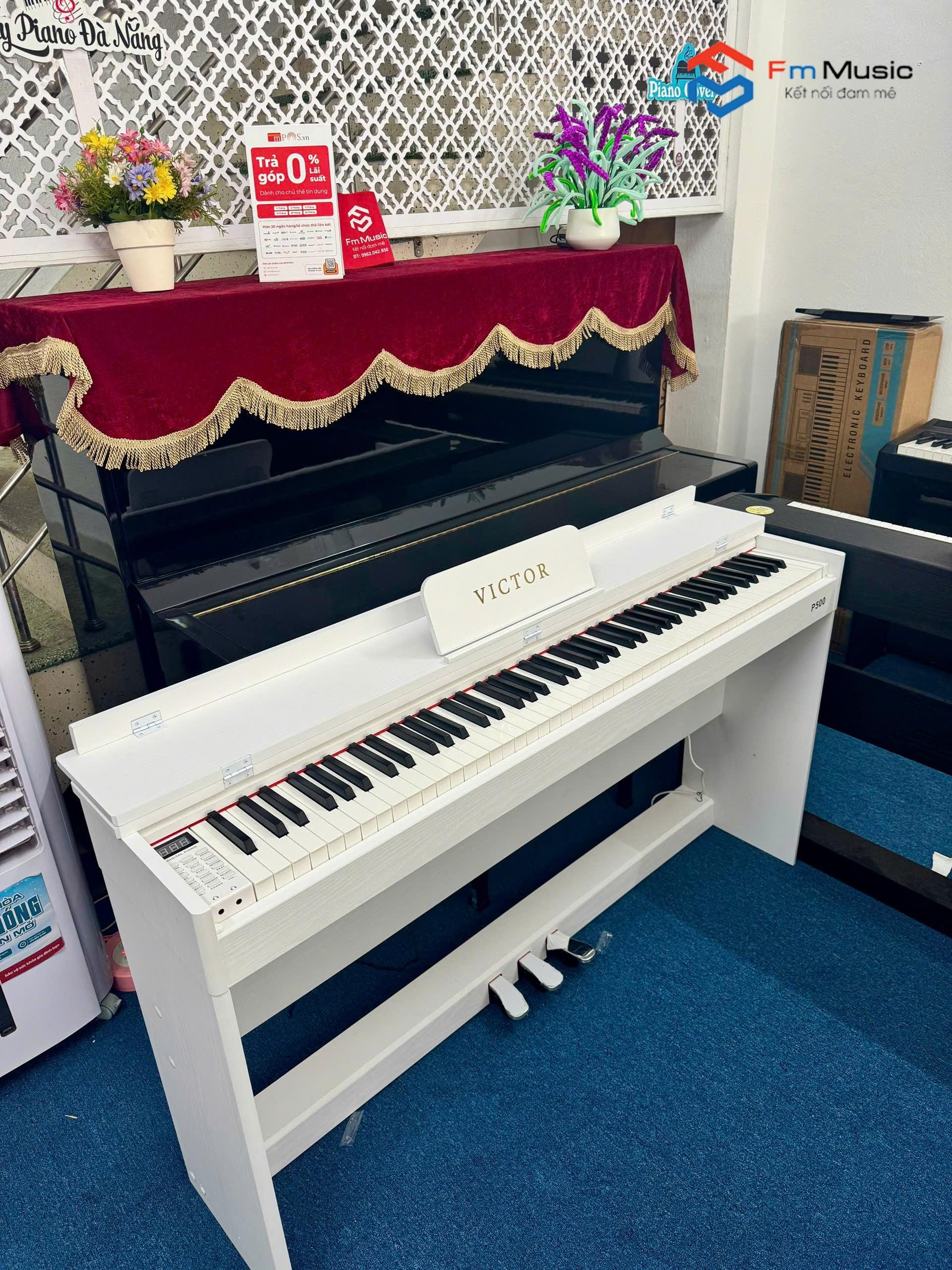 Piano Victor P500 - Full chân gỗ, có nắp đậy Piano Victor P500 - Full chân gỗ, có nắp đậy