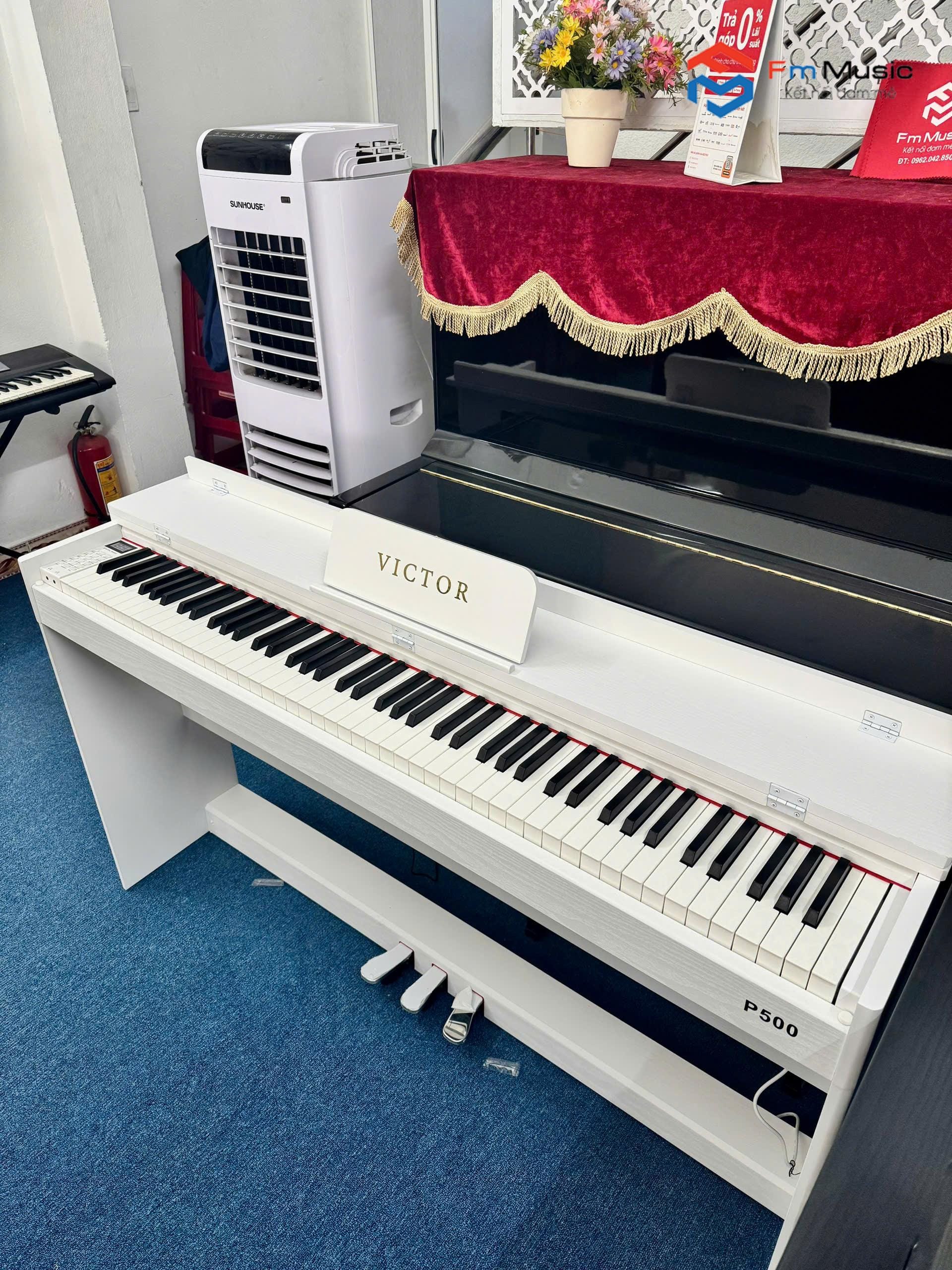 Piano Victor P500 - Full chân gỗ, có nắp đậy Piano Victor P500 - Full chân gỗ, có nắp đậy