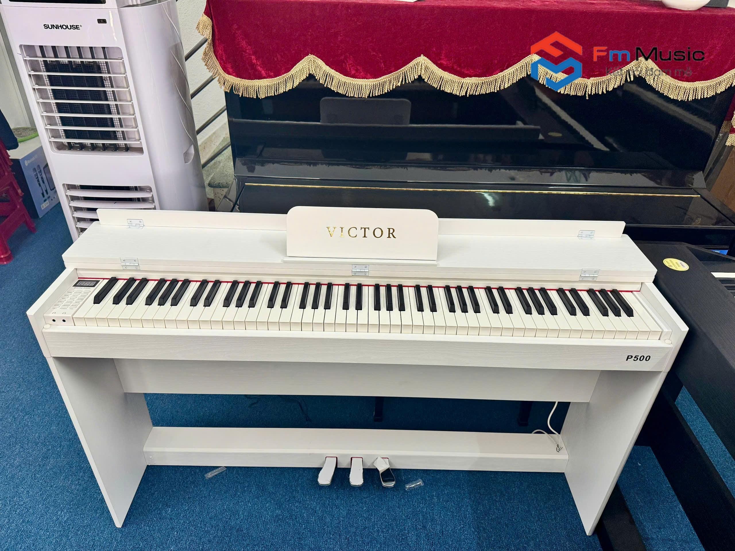 Piano Victor P500 - Full chân gỗ, có nắp đậy Piano Victor P500 - Full chân gỗ, có nắp đậy